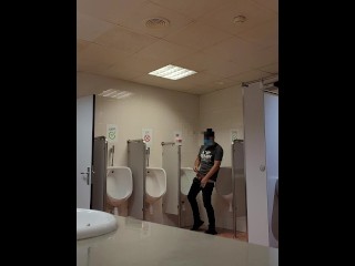 Aftrekken in Een Openbaar Toilet Op De Luchthaven Van Barcelona. Bijna Betrapt Door De Politie. Erg Heet Riskant