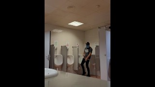 branler dans les toilettes publiques de l’aéroport de Barcelone. presque attrapé par les flics. très chaud risqué