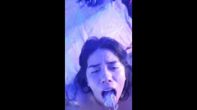 我的继兄弟来了，他在房间里瞒着我妈妈操我/口交/继兄弟/面部
