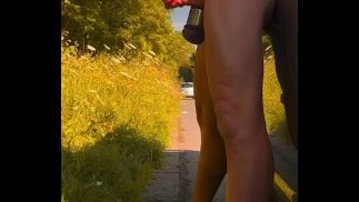 Мочу и сперму на публике застукали обнаженной