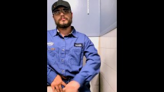 Éjaculation massive dans la salle de bain au travail