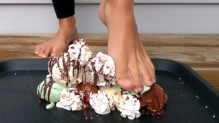 Asmr Ice Cream Sundae Crush con dulces pies
