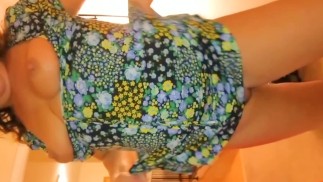 Сдерживаемая неверная жена кончает на член, прежде чем я успеваю снять штаны. Жесткий трах и глубокий сперма в жопе