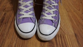 Hipster meisje zuigt lul in Converse sneakers