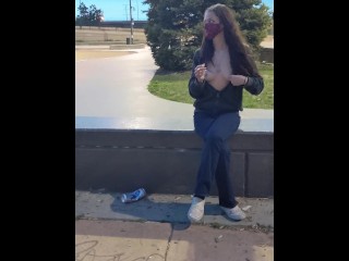 見知らぬ人が歩いている間、いたずらな妻はparkスケートで点滅します