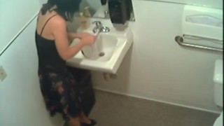 Kinky amateur pist in toilet