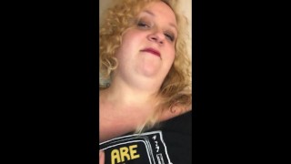 SSBBW meando sus bragas y frotandolas en su cuerpo gordo