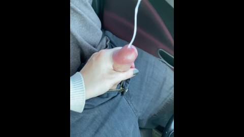 Paja sorpresa mientras conducía por la carretera terminando con un fuerte orgasmo gimiendo