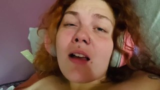 Mollige Ginger gamer meisje masturbeert 
