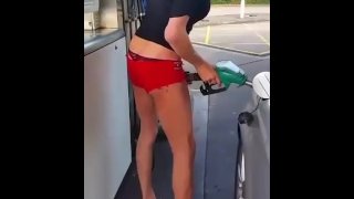 Sissy llenarse en la gasolinera, exhibicionista público 