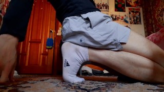 spettacolo di footjob asmr con calzini sportivi bianchi adidas
