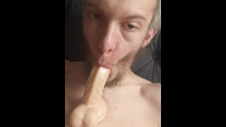 Magere tiener deepthroat en kokhalst op zijn 7 inch dildo