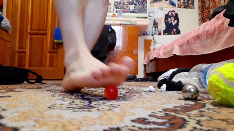 fetichismo de pies: los talones de mis pies están jugando con pelotas))