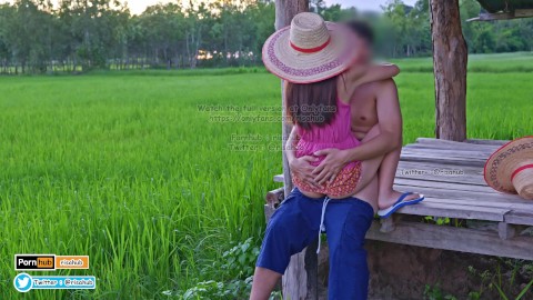 4K Thai Version Cut, los granjeros locales tailandeses tienen sexo en los campos verdes y se corre en su espalda.