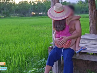 4K Thai Version Cut, Les Agriculteurs Thaïlandais Ont Des Relations Sexuelles Dans Les Champs Verts et Jouit Sur Son Dos.