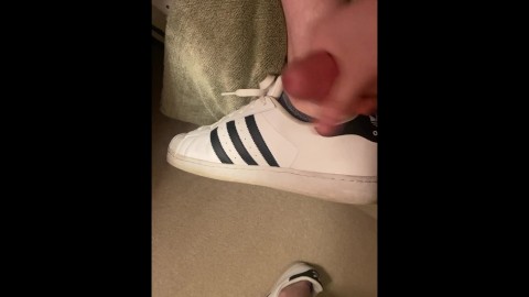 Enorme cumshot op mijn Adidas Superstars