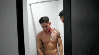 Stripper in de douche spermashow voor exotische kerels