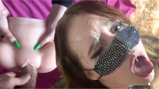 Сексуальная сучка насаживает секс-куклу на член и получает камшот