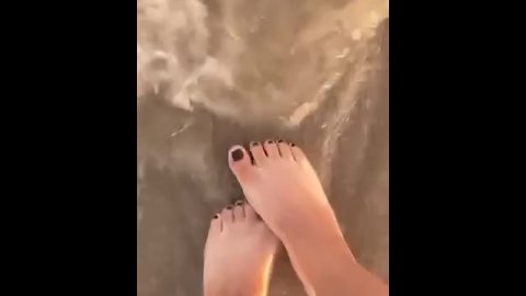 Os dedos da Negricana agarram a areia como um pau