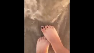 Negricana’s toes grip sand like a cock