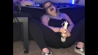 Horny Goth Girl utilise Hitachi en leggins jusqu’à ce qu’elle Cums