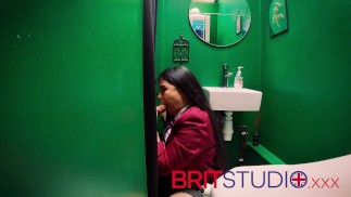 Britannique de 18 ans en uniforme suce et avale au gloryhole