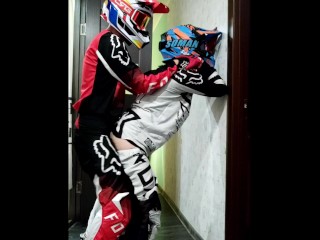 Motorradfahrer Fickt Typen in Motocross-Outfit