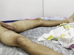 Me siento muy caliente y me pongo a tirar paja para bajar la fiebre