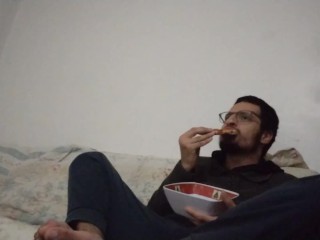 Menino Comendo Pizza e Compartilhando Os Pés e Os Dedos Dos Pés / Fetiche Ganhador