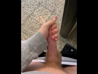 Masturbando Em Banheiro Público