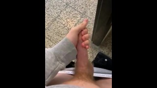 Masturbándose en el baño público 