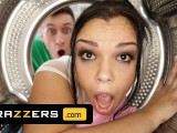 Brazzers - Sofia Lee se atasca en la secadora y termina recibiendo una delicia anal por la tarde