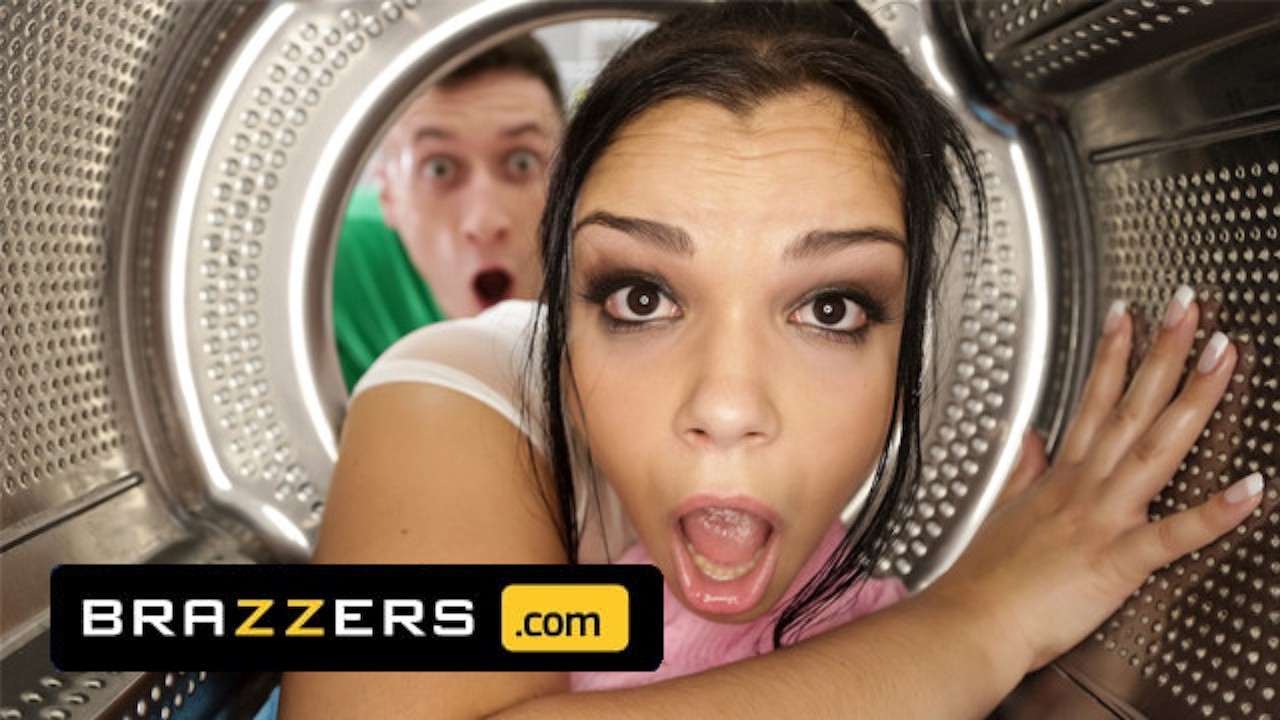 Brazzers - Sofia Lee Se Atasca En La Secadora y Termina Recibiendo Una  Delicia Anal Por La Tarde - Pornhub.com