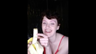 Непослушная Дженнифер сосет банан