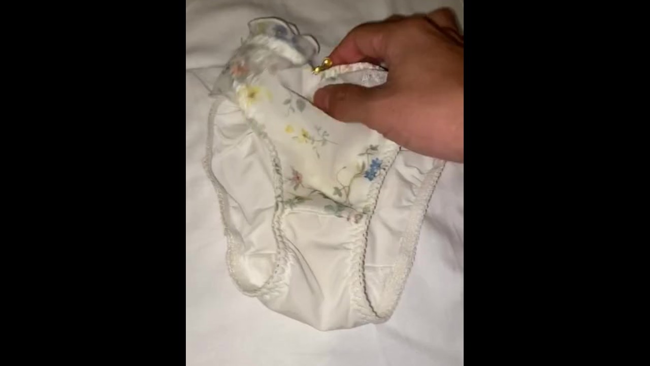 パンティー 脱ぎ捨て 