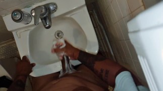 im Badezimmer des Chefs, bevor er nach Hause geht