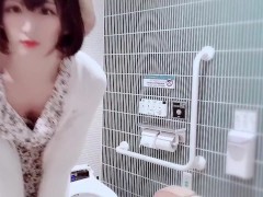 【女装】公衆トイレで緊張しながらおしっこする動画 - Screenshot 1 of 16 - 男の娘