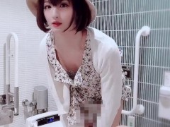【女装】公衆トイレで緊張しながらおしっこする動画