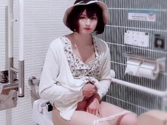 【女装】公衆トイレで緊張しながらおしっこする動画 - Screenshot 8 of 16 - 美人