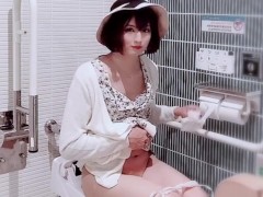 【女装】公衆トイレで緊張しながらおしっこする動画 - Screenshot 9 of 16 - Ladyboy