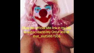Un clown sexy montre d’énormes seins sur un diaporama 