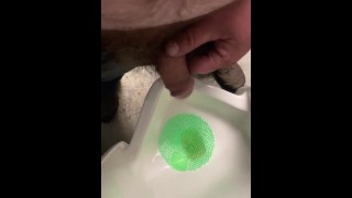 Petite bite pisse dans l’urinoir