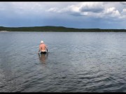 Preview 2 of Jeg svømmer nøgen og rykker ud på en offentlig strand....Jeg tror, de bemærkede mig?!