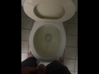 Papa Verspilt Zijn Pis in Het Toilet in Plaats Van Mijn Mond!!