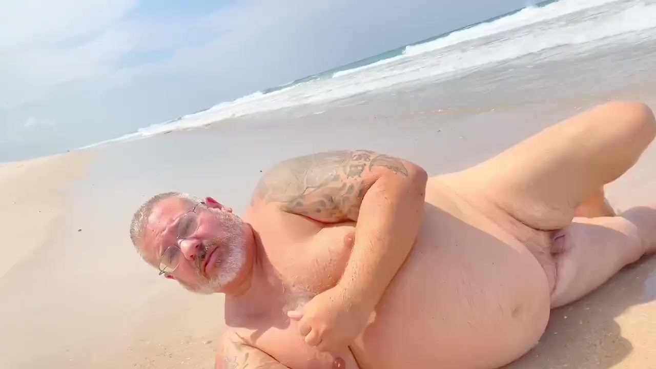 Viejo Hombre Gordo De Pelo Gris Tiene un Día Desnudo y Se Corre Grande En  La Playa - Pornhub.com