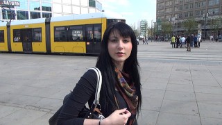 Um Cara Estranho Me Fode Em Um Encontro Público No Meio De Berlim E Me Faz Engolir Esperma