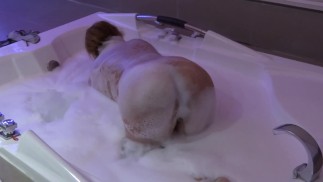 58-летняя красивая зрелая больше не может сопротивляться и выходит из джакузи, чтобы ее трахнули