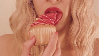 Сексуальная блондинка-бразильянка практикует минет, язык дразнит кекс глазурью для еды фетиш лижет