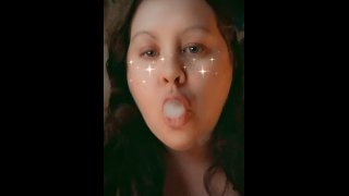 Super carino Snapchat Thot fuma erba e sincronizzazione labiale