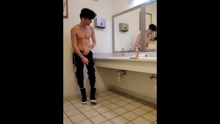Jock streelt kont naakt in school gym badkamer POV